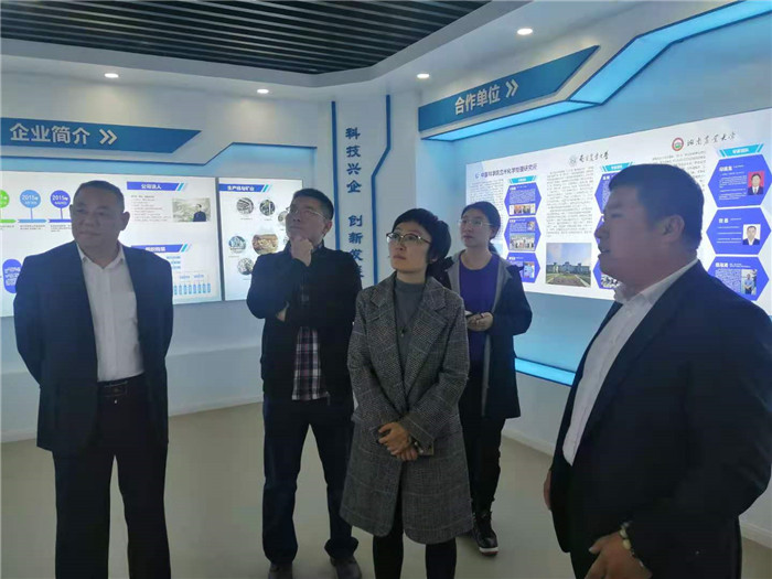 展廳參觀_副本.jpg 展廳參觀_副本.jpg